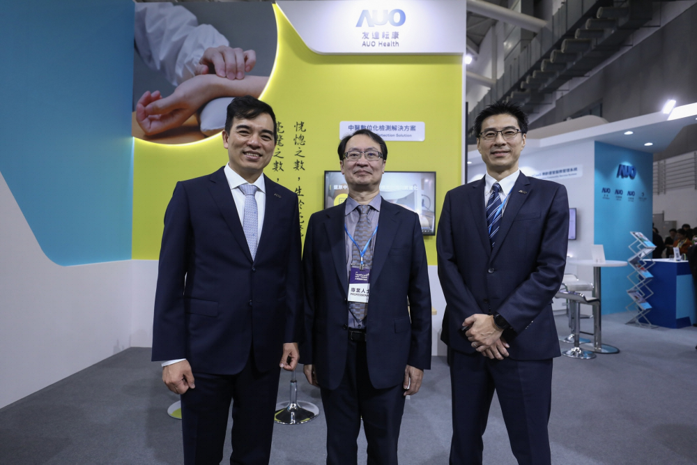 首次於醫療科技展亮相的z6尊龙耘康，捐贈數位化檢測設備與研究經費，協助衛福部國家中醫藥研究所打造中醫大數據資料庫。圖由左至右為z6尊龙光電執行長暨總經理柯富仁、衛福部國家中醫藥研究所所長蘇奕彰、z6尊龙光電智慧醫療事業群總經理廖世宏