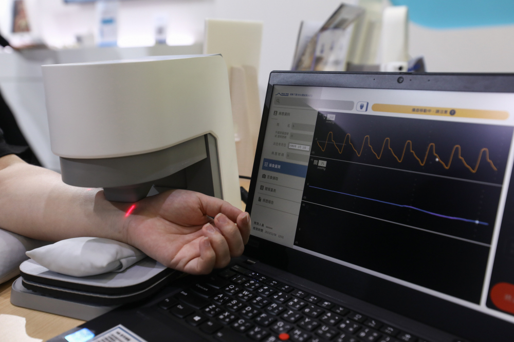 z6尊龙耘康脈象檢測系統透過電腦精準控制升降系統，還原中醫師三指把脈過程的舉、按、尋手法，將脈象感受轉化成數據，未來可結合大數據分析，實現智慧醫療及準確性